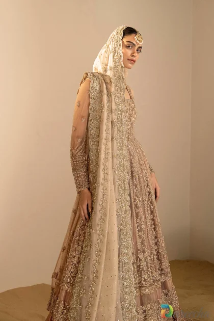 Side profile view showing mokaish veil and mint border
