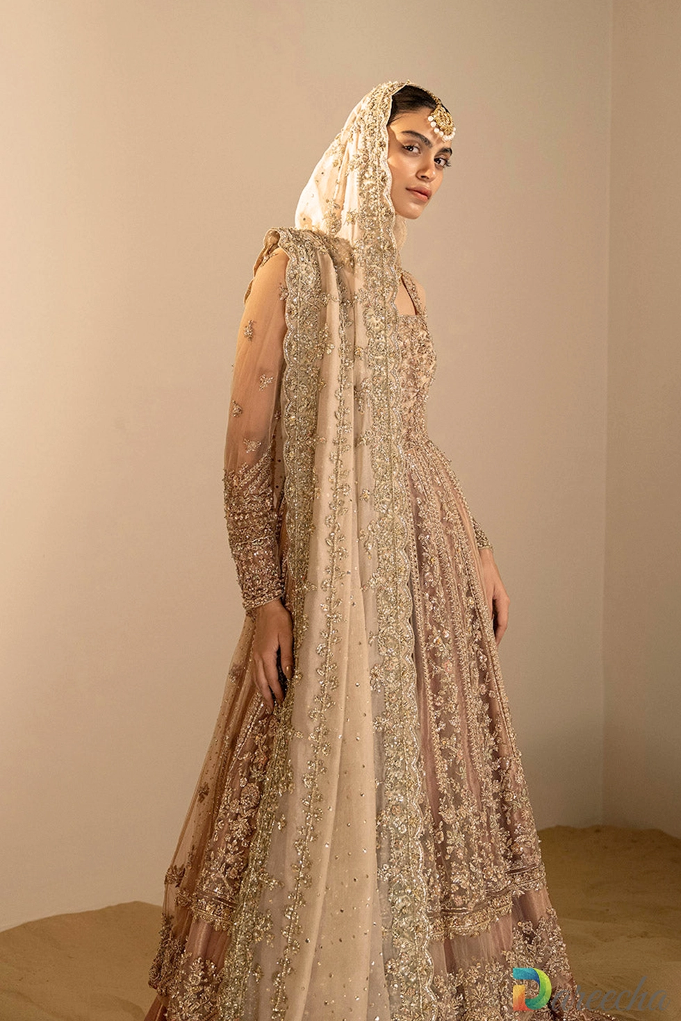 Side profile view showing mokaish veil and mint border